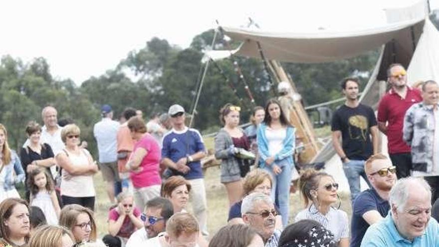 Público en el peñón de Raíces durante una de las recreaciones.