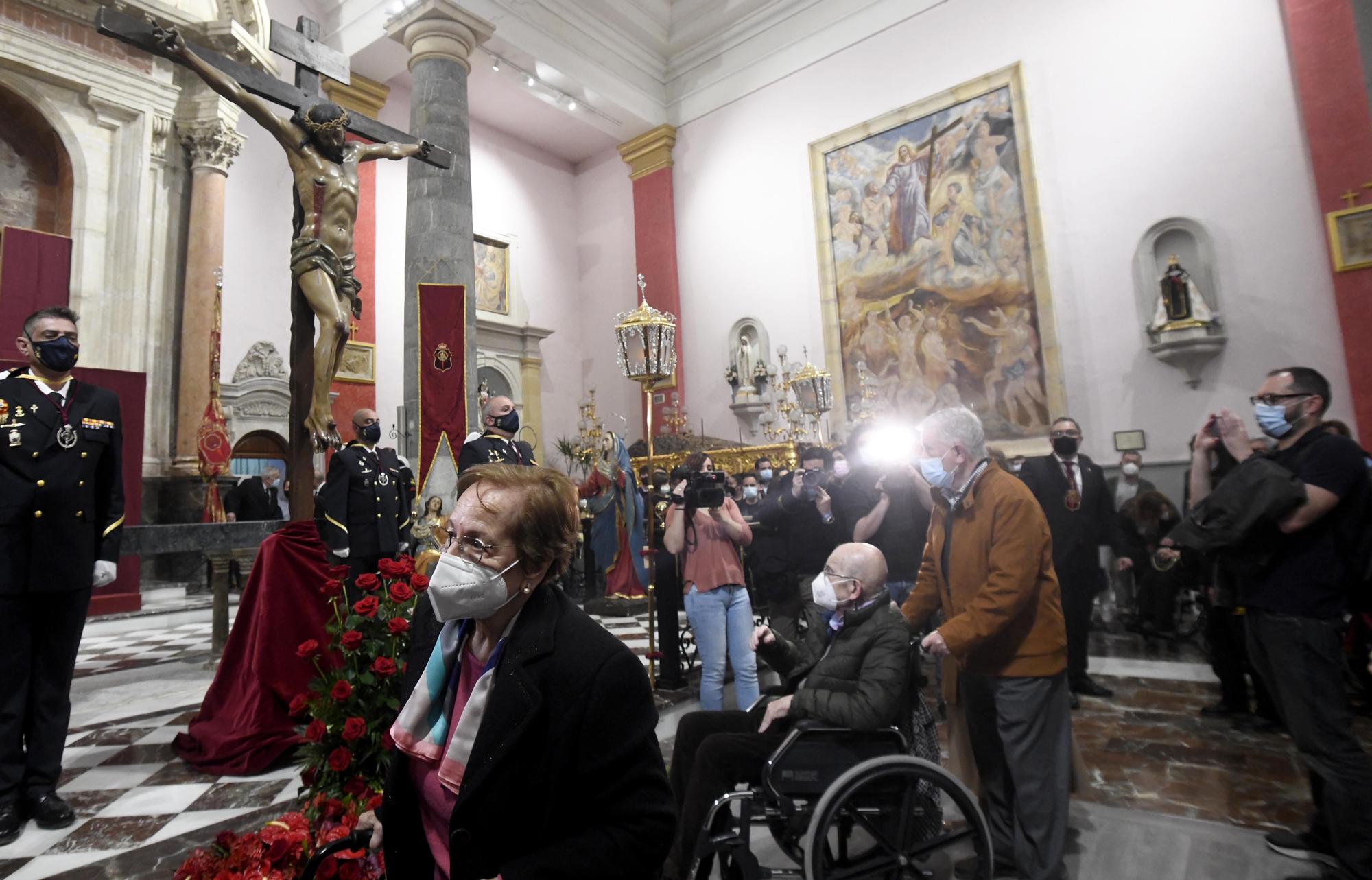 Descendimiento y besapiés del Cristo del Perdón en Murcia