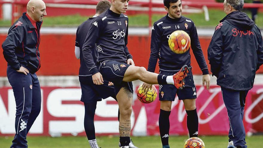 Sanabria controla el balón en un entrenamiento reciente del Sporting en Mareo.
