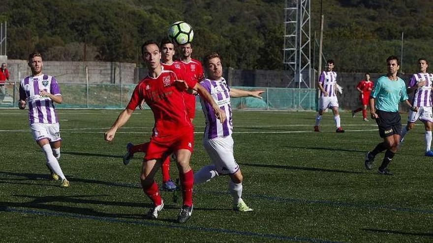 Un lance del partido de ayer entre el Bande y el Velle. // I.Osorio