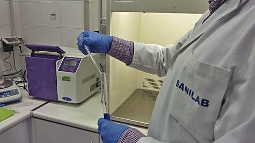 Un trabajador, en el Laboratorio de Sanidad en una imagen de archivo.