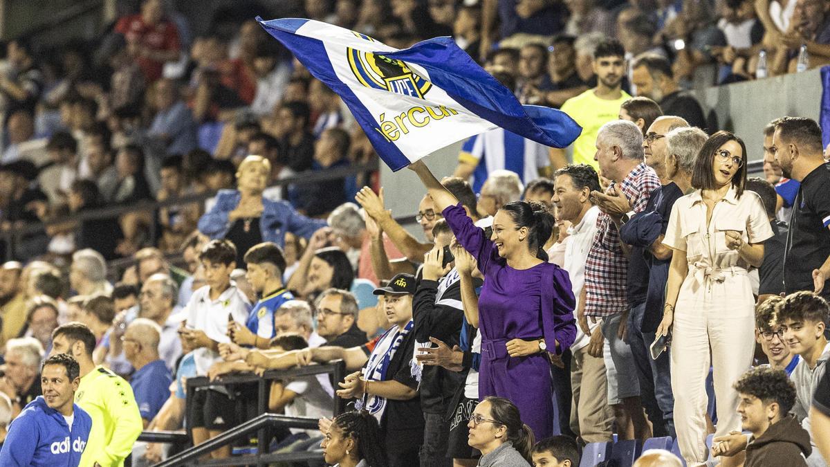 Aficionados del Hércules en el Rico Pérez en el encuentro ante el Cerdanyola.