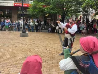 El festival de gaitas llena de música las calles de Gijón