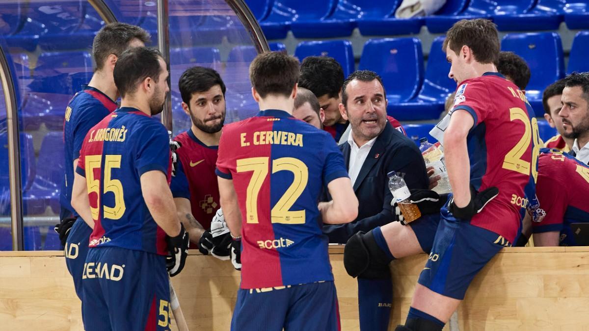 David Cáceres da instrucciones a la plantilla durante un partido