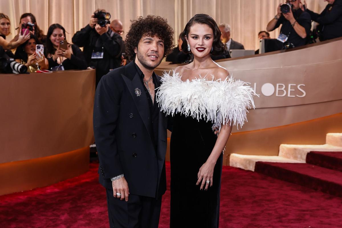 El productor discográfico estadounidense Benny Blanco y la actriz y cantante estadounidense Selena Gomez, en los Globos de Oro 2026.