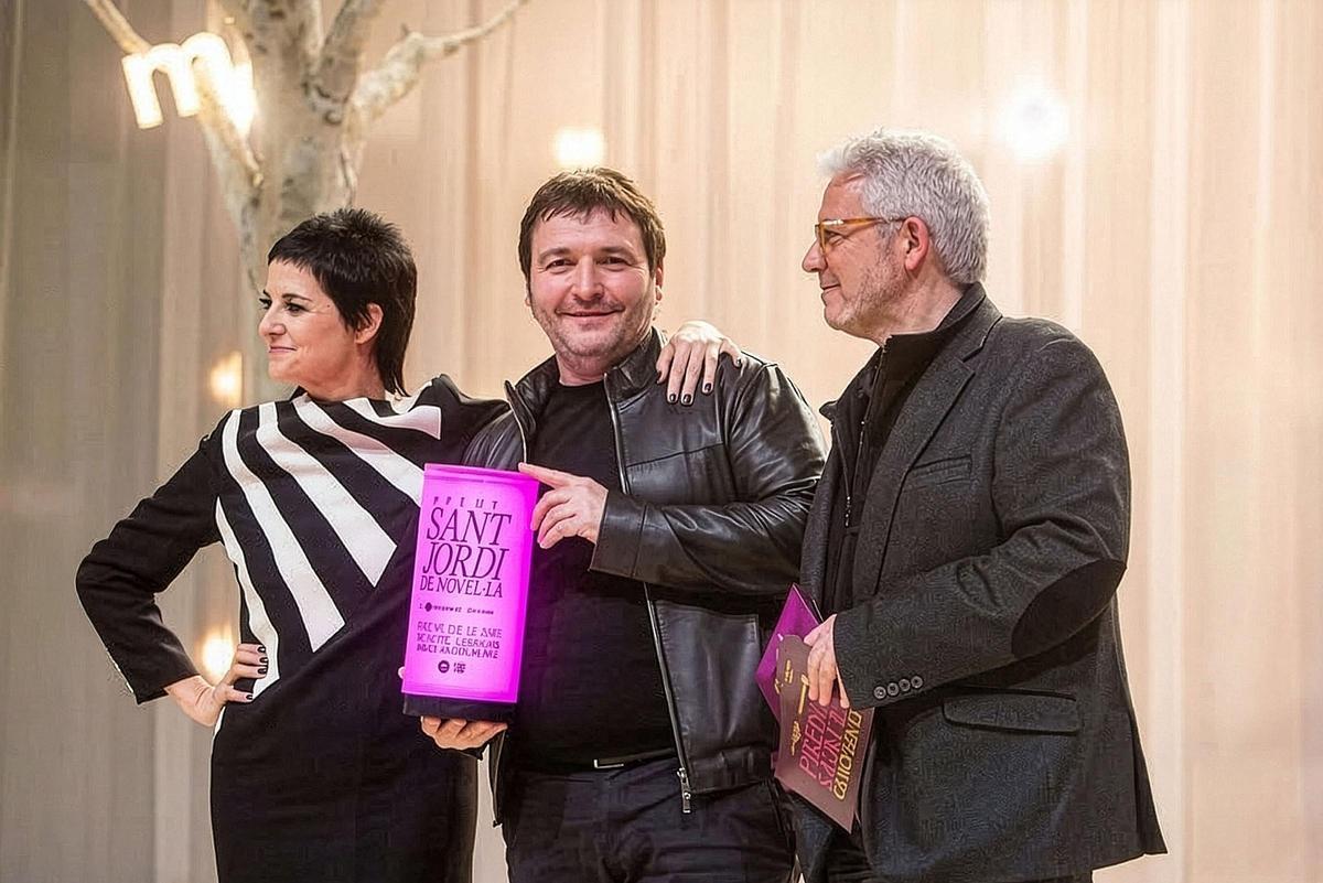 El poeta y novelista mallorquín Carles Rebassa tras recibir el Premi Sant Jordi de novela