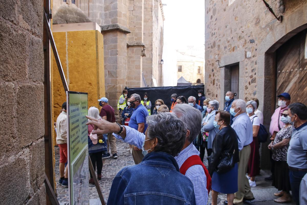 Turistas en 2021, con el casco antiguo sitiado por el rodaje de la HBO.