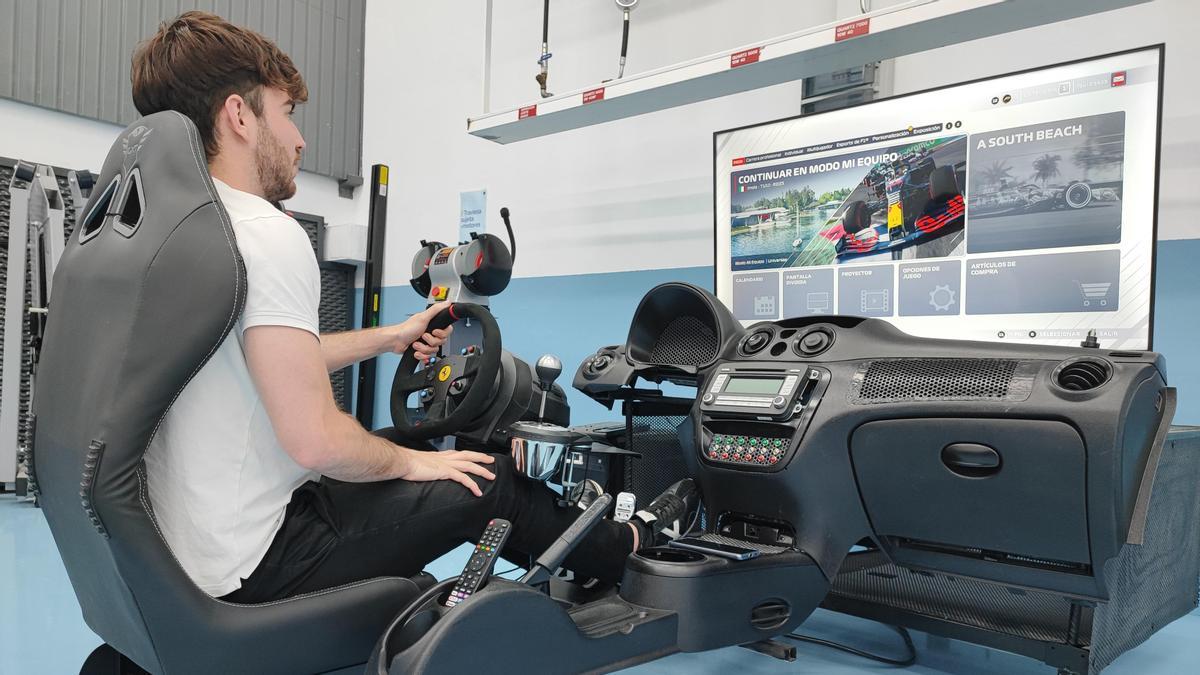 Un joven prueba uno de los simuladores de conducción de los laboratorios de Automoción de UNIVERSAE.