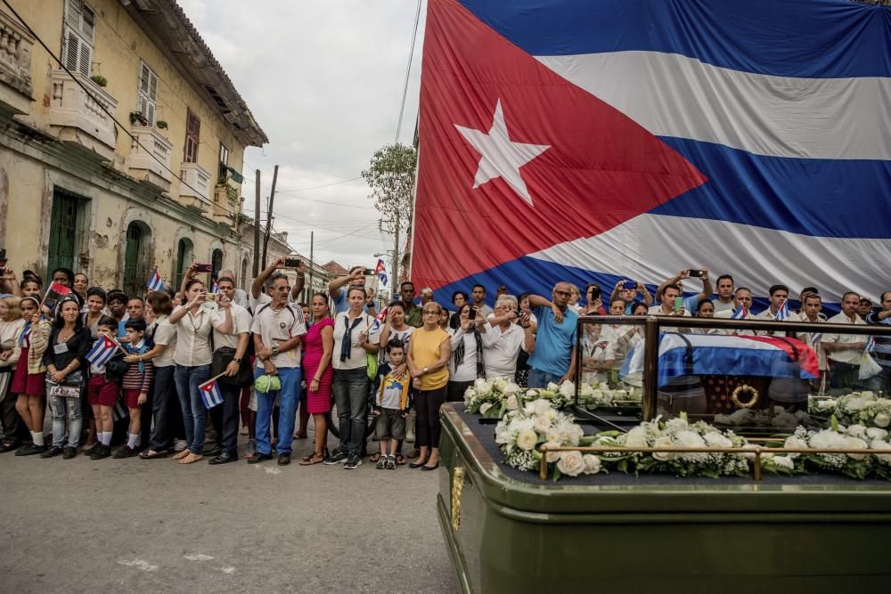 La imatge mostra un moment en el qual la desfilada fúnebre de l'exlíder cubà Fidel Castro desfila pels carrers de Santa Clara (Cuba)