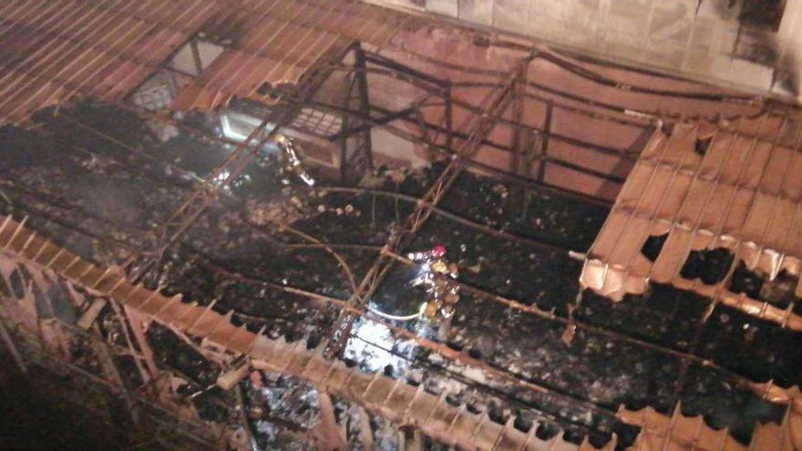 Incendi en una nau a Pallejà