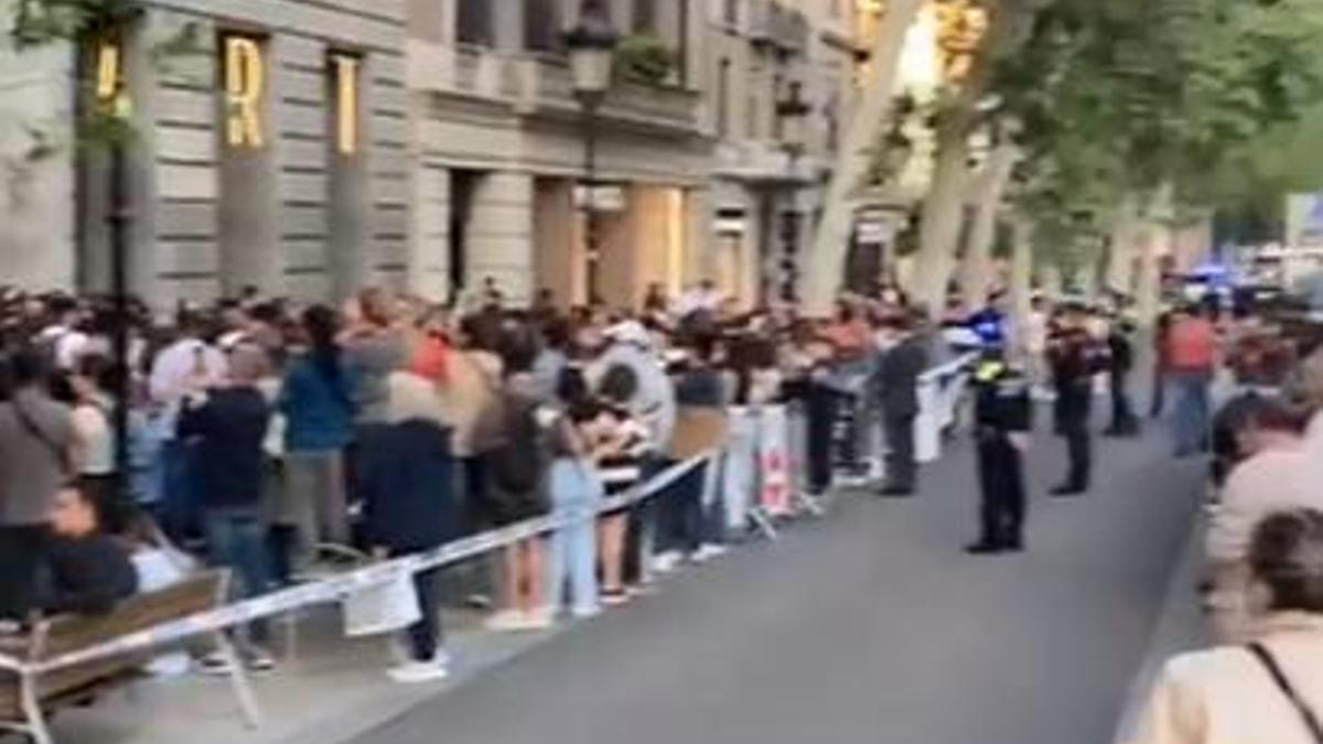 Aglomeraciones en las puertas del hotel Mandarin Barcelona para ver a Zendaya