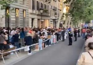 Aglomeraciones en las puertas del hotel Mandarin Barcelona para ver a Zendaya