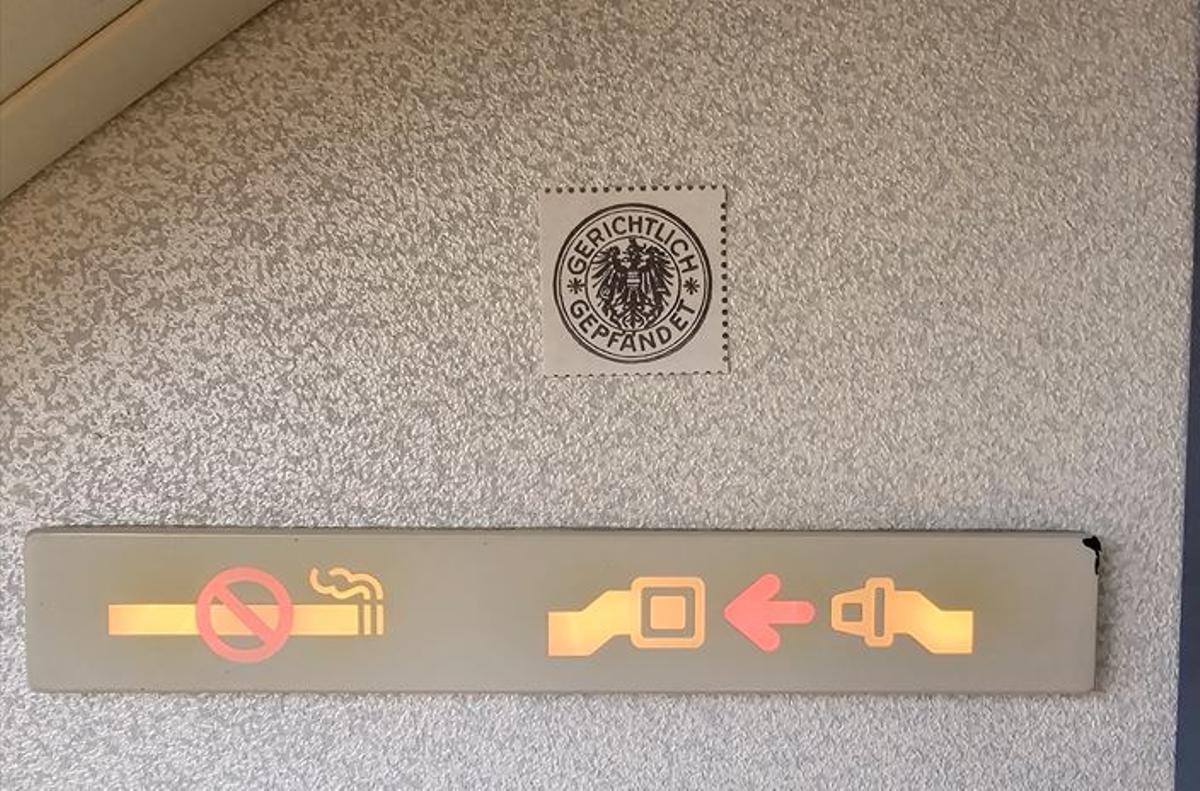 Der Aufkleber darf nicht entfernt werden.