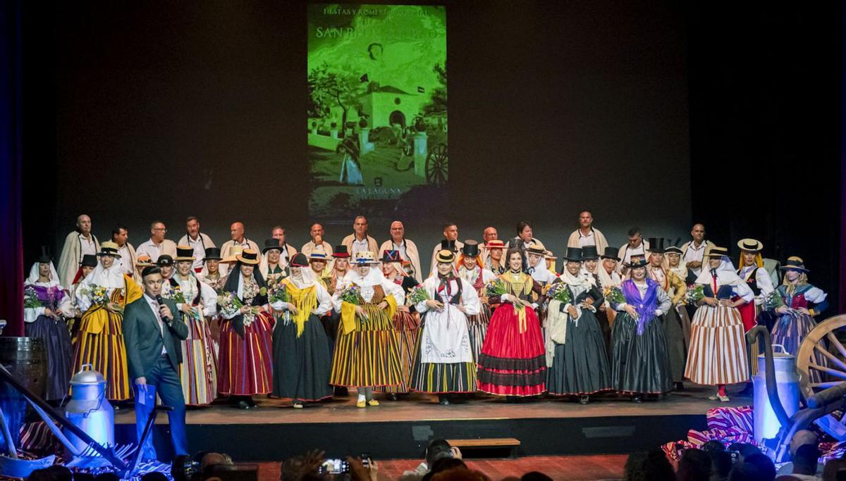 Las candidatas a Romera Mayor durante la gala celebrada en el Teatro Leal. | | E.D.