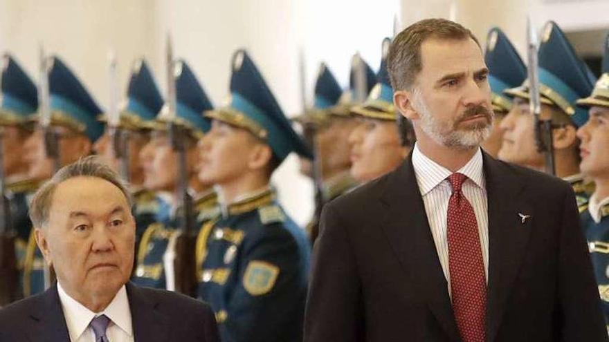 El presidente kazajo Nursultán Nazarbáyev y Felipe VI. // Efe