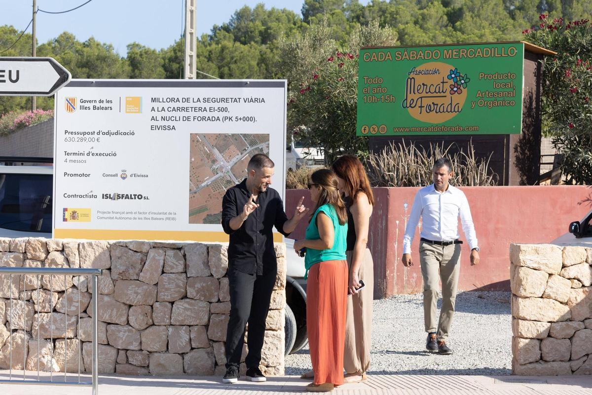 El conseller de Infraestructuras Viarias, Mariano Juan, y el alcalde de Sant Antoni, Marcos Serra, inspeccionan el avance de las obras