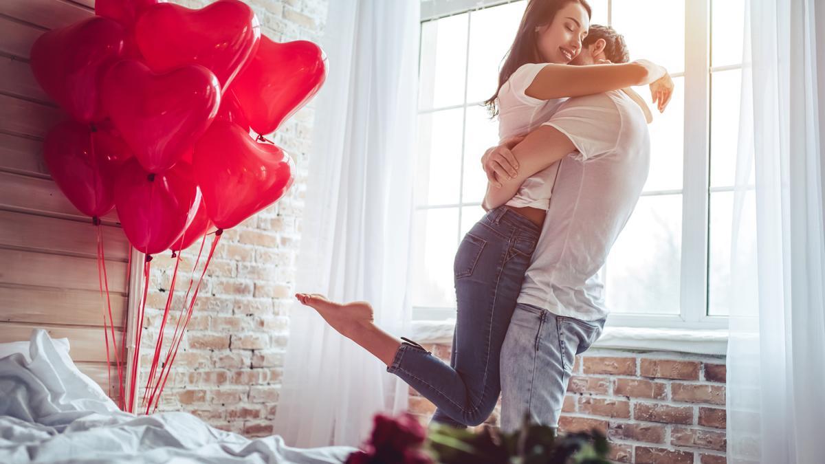 Una pareja celebra el día de San Valentín.
