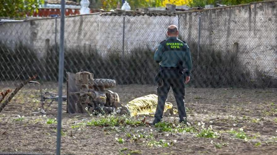 Muere un agricultor al volcar su tractor en Onil