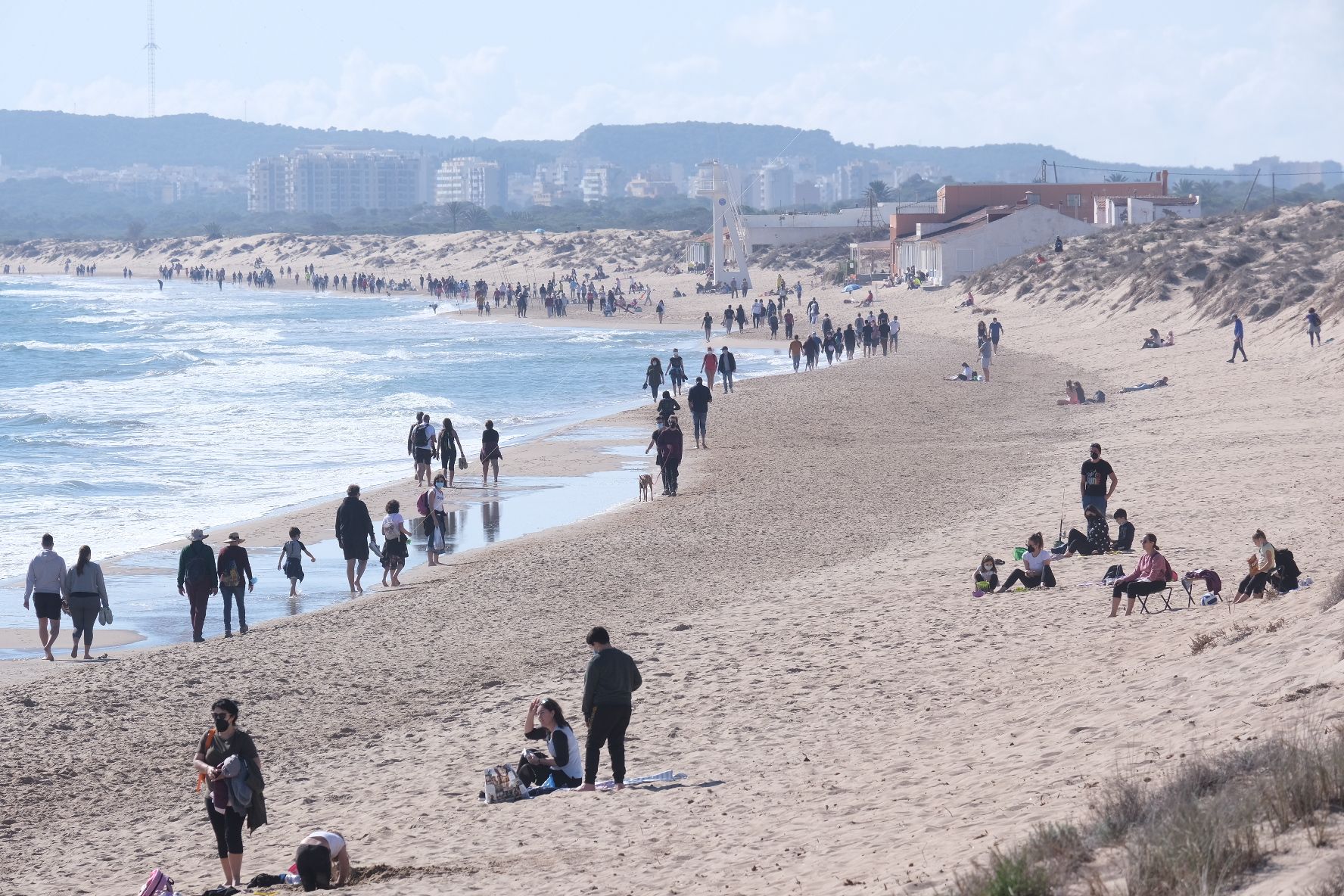 Domingo primaveral en Elche: Centenares de personas peregrinan a la playa de la Marina