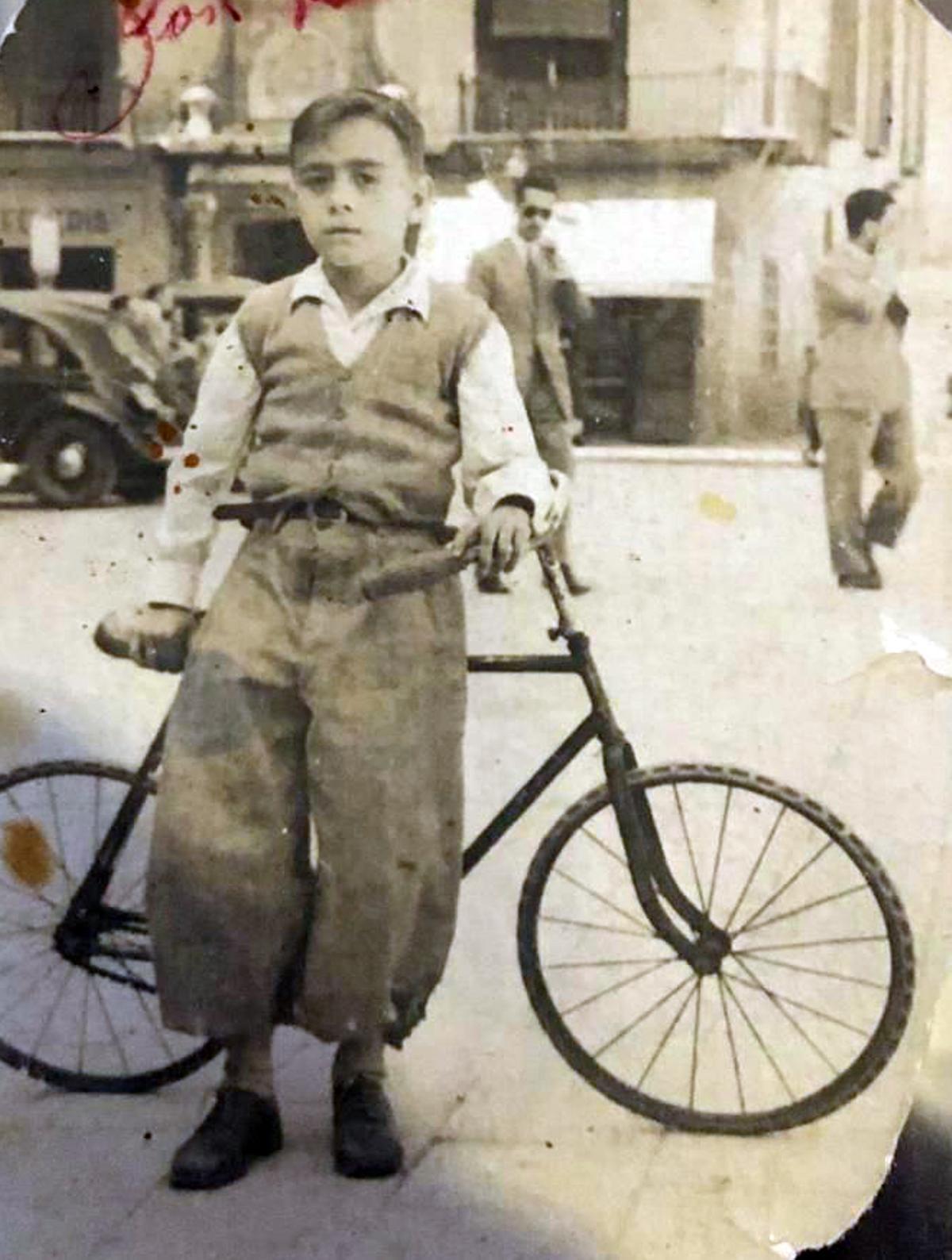 Rafael Ruiz Liébana, hacia finales de los 40 con su bicicleta en la plaza de la Constitución.