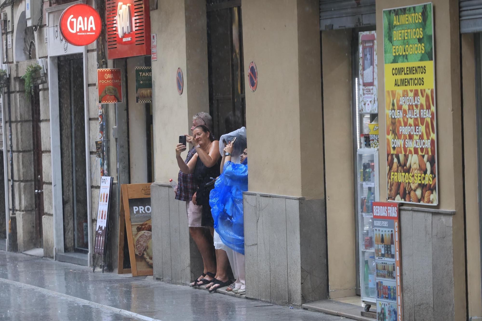 La lluvia cae con fuerza en el centro de València