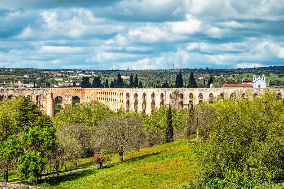 El acueducto de Amoreira se encuentra en el municipio de Elvas, en la región del Alentejo