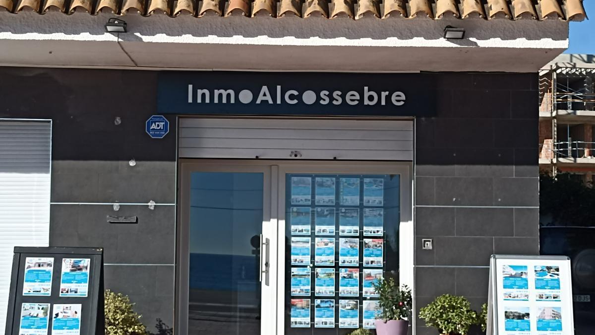 La inmobiliaria, ubicada en el Paseo Marítimo de Alcossebre, frente a la Guardia Civil, gestiona la venta de inmuebles de obra nueva, segunda mano y alquiler vacacional.