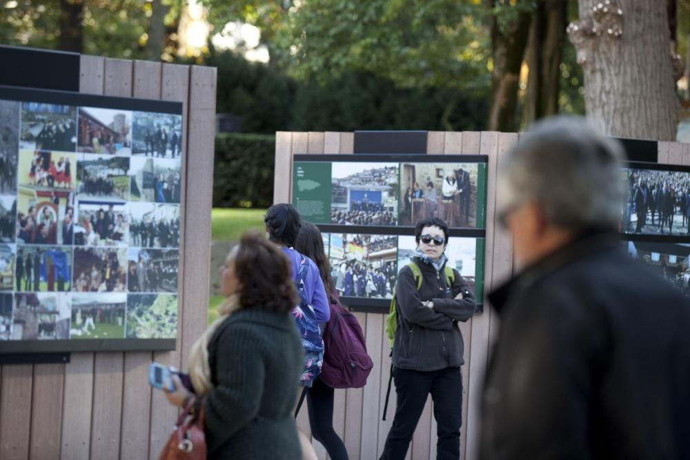 Ambiente en la calle durante la entrada a los premios y concentración antimonarquía