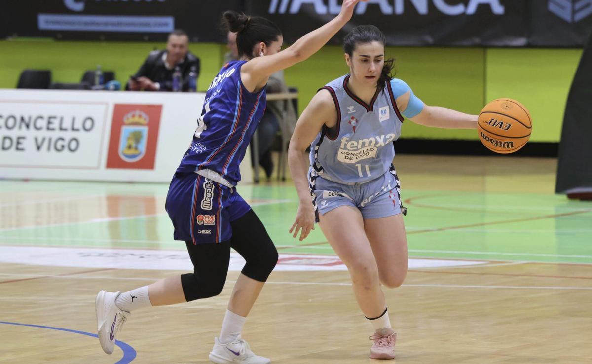 Deva Bermejo bota el balón ante una jugadora del Osés Construcción, ayer en el pabellón de Navia. | ALBA VILLAR