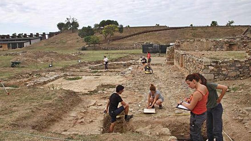 Els estudiants treballant a les excavacions arqueològiques de Roses.