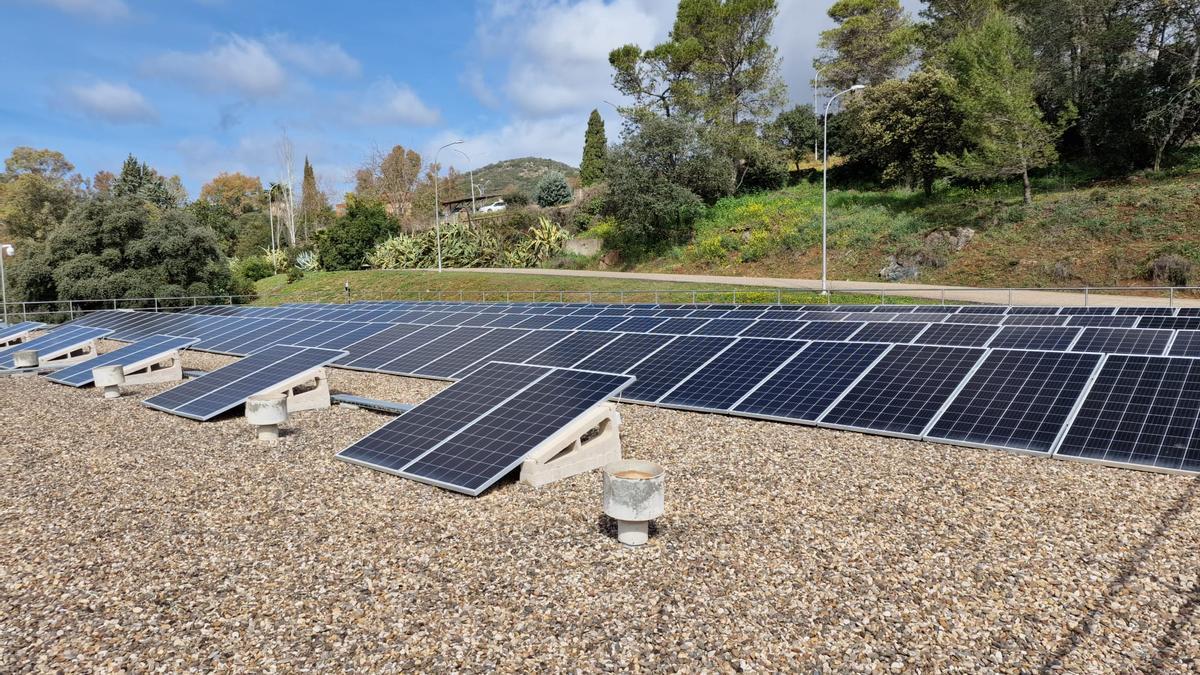 Placas fotovoltaicas instaladas en la estación depuradora Guadanuño.