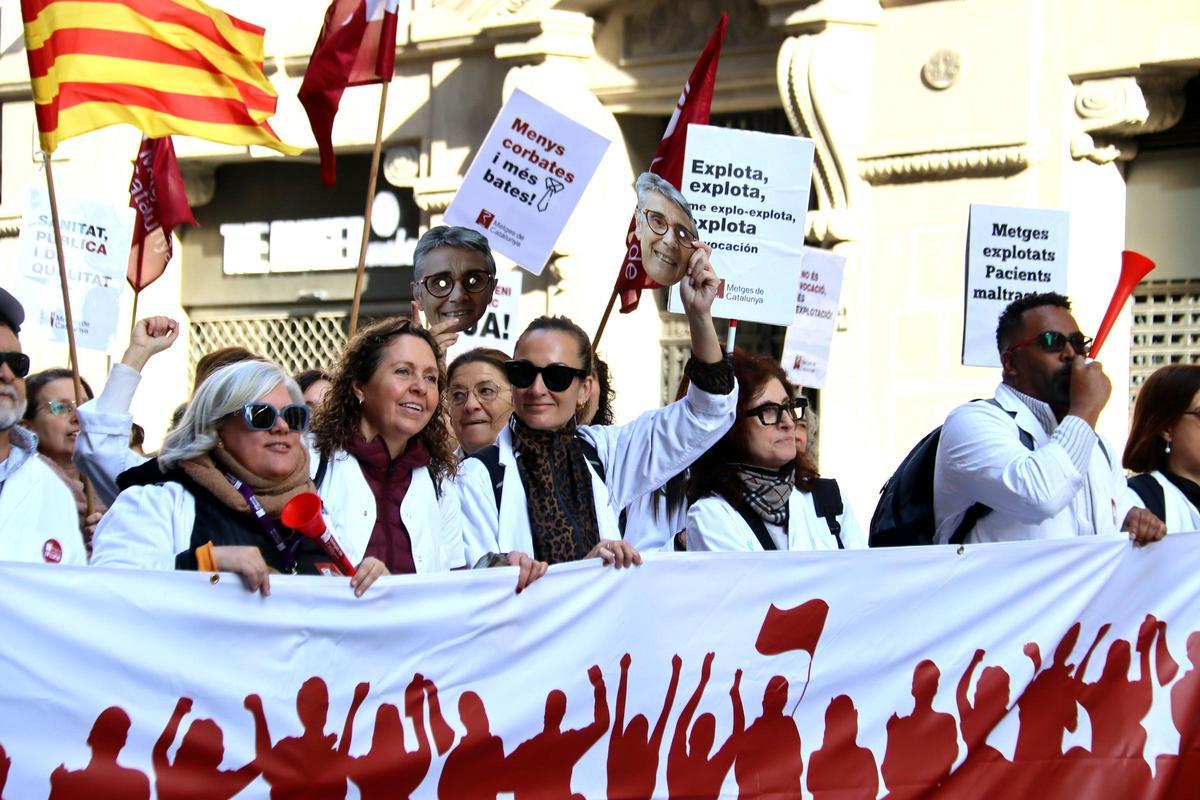 Una nueva manifestación de médicos recorre el centro de Barcelona