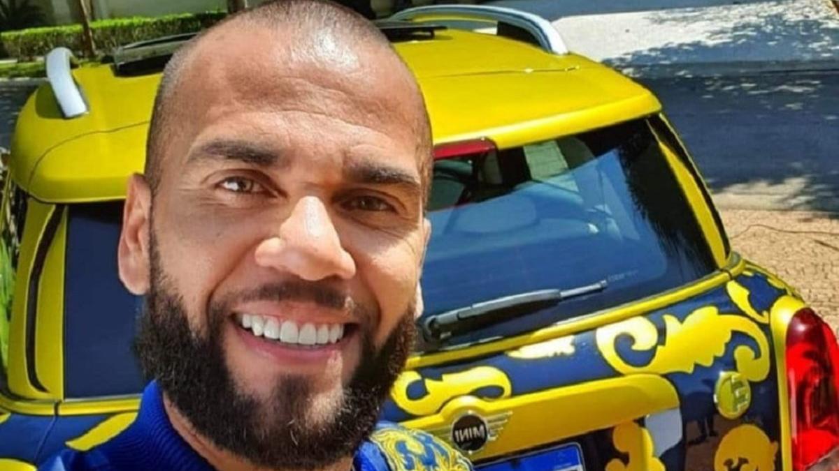 Dani Alves vende su coche con los colores de Boca Juniors