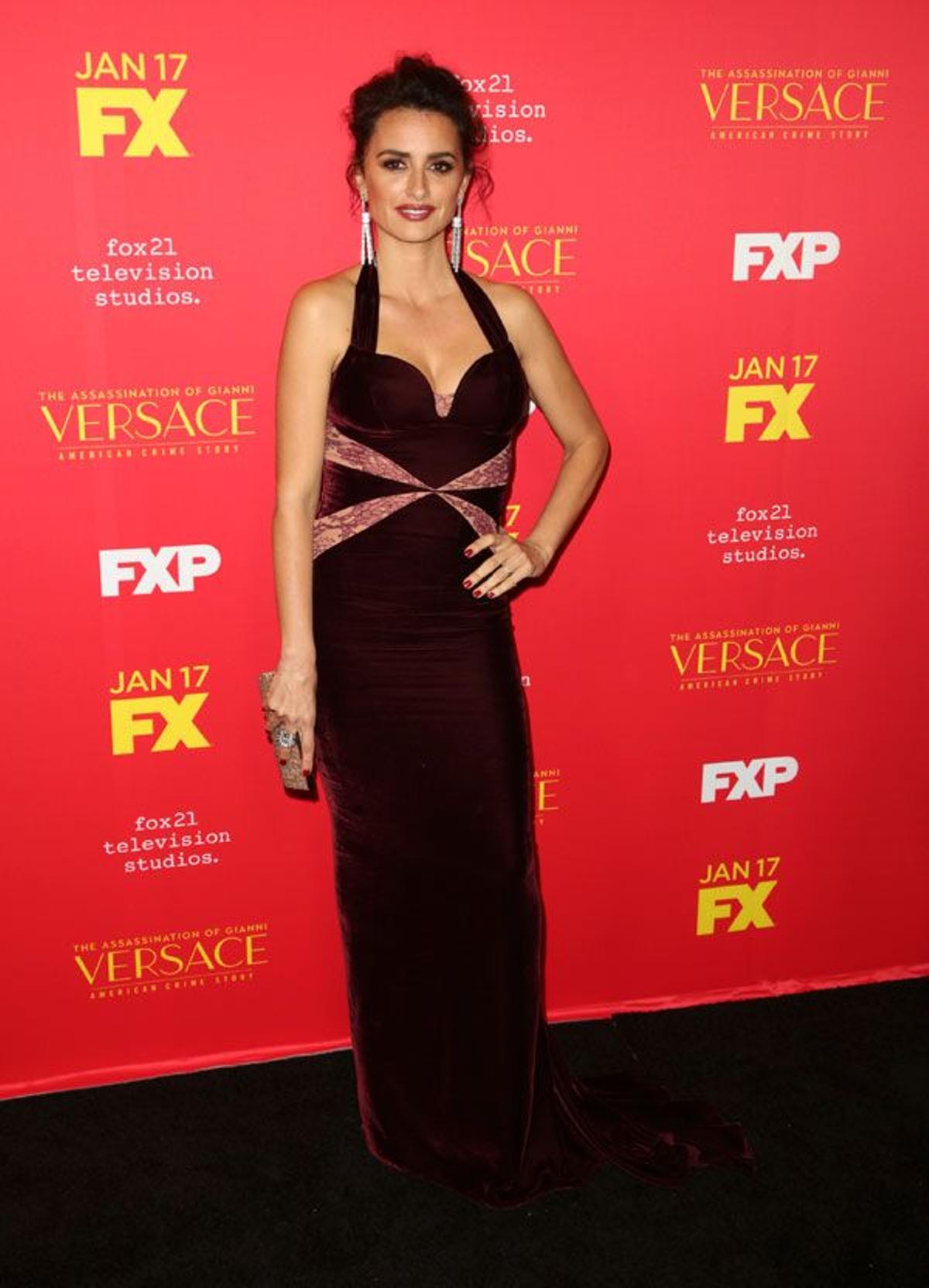 Penélope Cruz en el estreno de 'American Crime Story: el asesinato de Gianni Versace' con vestido de Stella McCartney