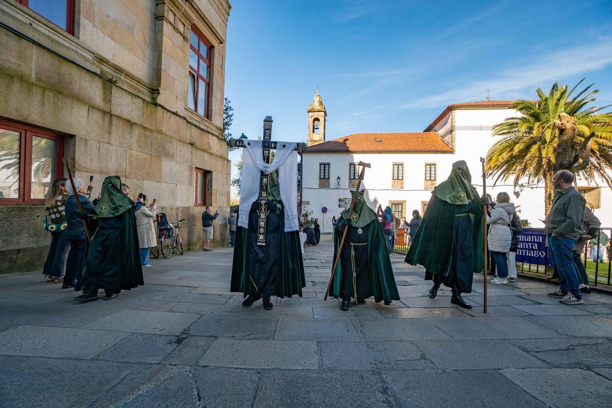 Santiago vive la Pascua con la procesión del Cristo Resucitado y el encuentro en la Quintana Santiago vive la Pascua con la procesión del Cristo Resucitado y el encuentro en la Quintana