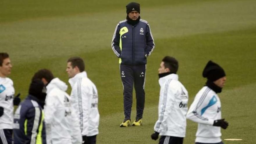 José Mourinho, con semblante serio, durante el entrenamiento del Madrid ayer en Valdebebas. // Efe