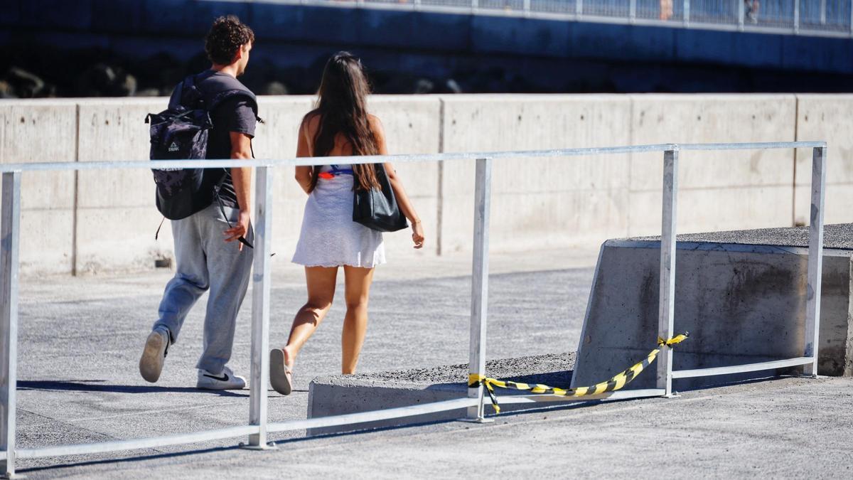 Acceso a la zona de baño de los Charcos de Valleseco junto a unas vallas sin lamas.