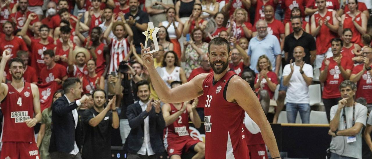 Marc Gasol, amb el trofeu d’MVP a la final del play-off d’ascens contra l’Estudiantes que va dur l’equip a l’ACB. | MARC MARTÍ