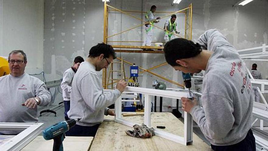 Un taller de carpintería desarrollado en los cursos de formación organizados por el Ayuntamiento ilicitano.