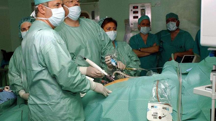 Intervención quirúrgica renal en el Hospital Montecelo. // Rafa Vázquez
