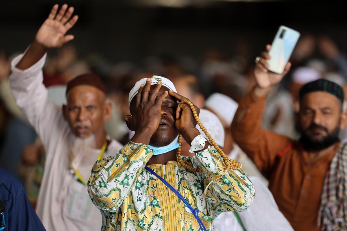 Peregrinos musulmanes rezan en la Gran Mezquita de la ciudad santa de La Meca, en Arabia Saudí, el 5 de julio de 2022.