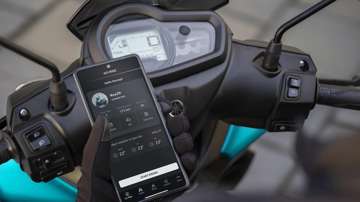 Cuenta con espacio bajo el asiento —suficiente para un casco según su forma y tamaño—, instrumentación LCD con conectividad para smartphone y arranque eléctrico