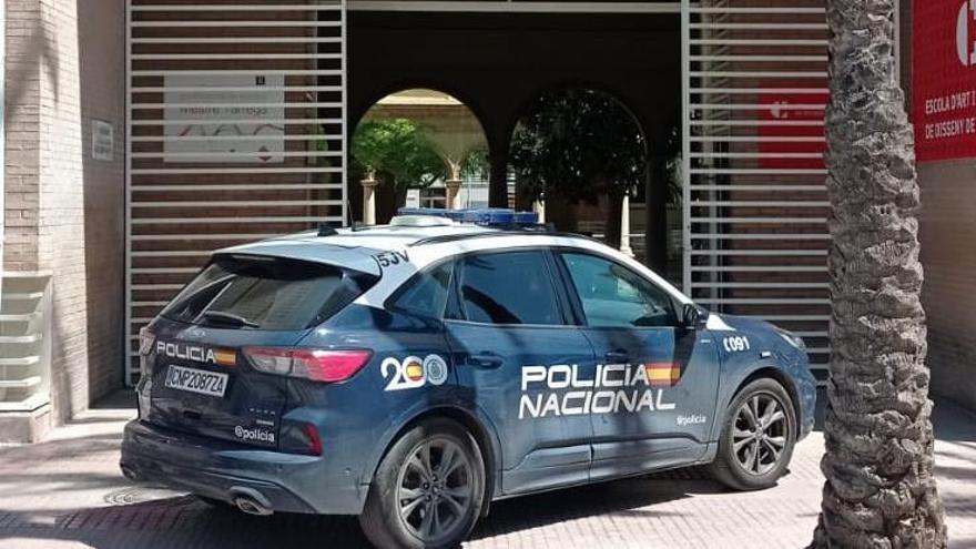 Una patrulla de la Policía Nacional, frente a la escuela de arte ayer.