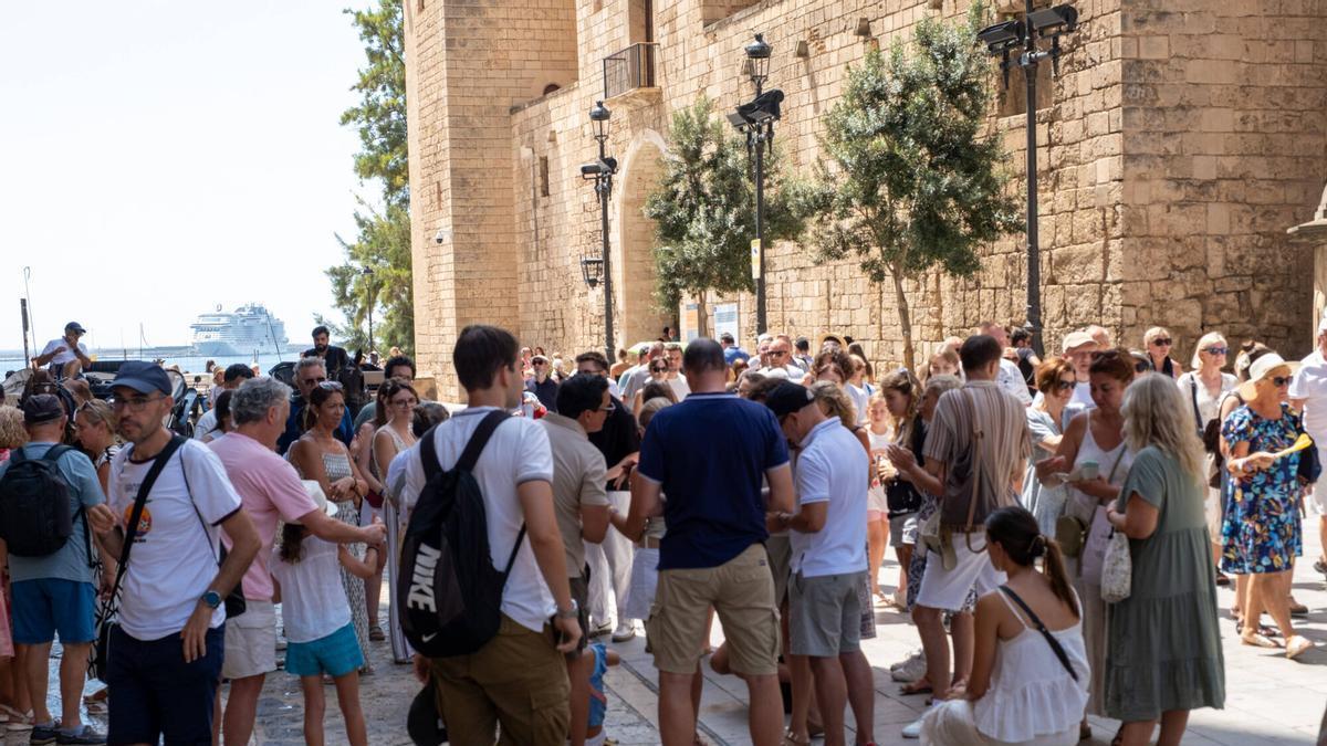 OPERACIÓN NUBE | El mal tiempo atrae a miles de turistas al centro de Palma, colapsando sus calles