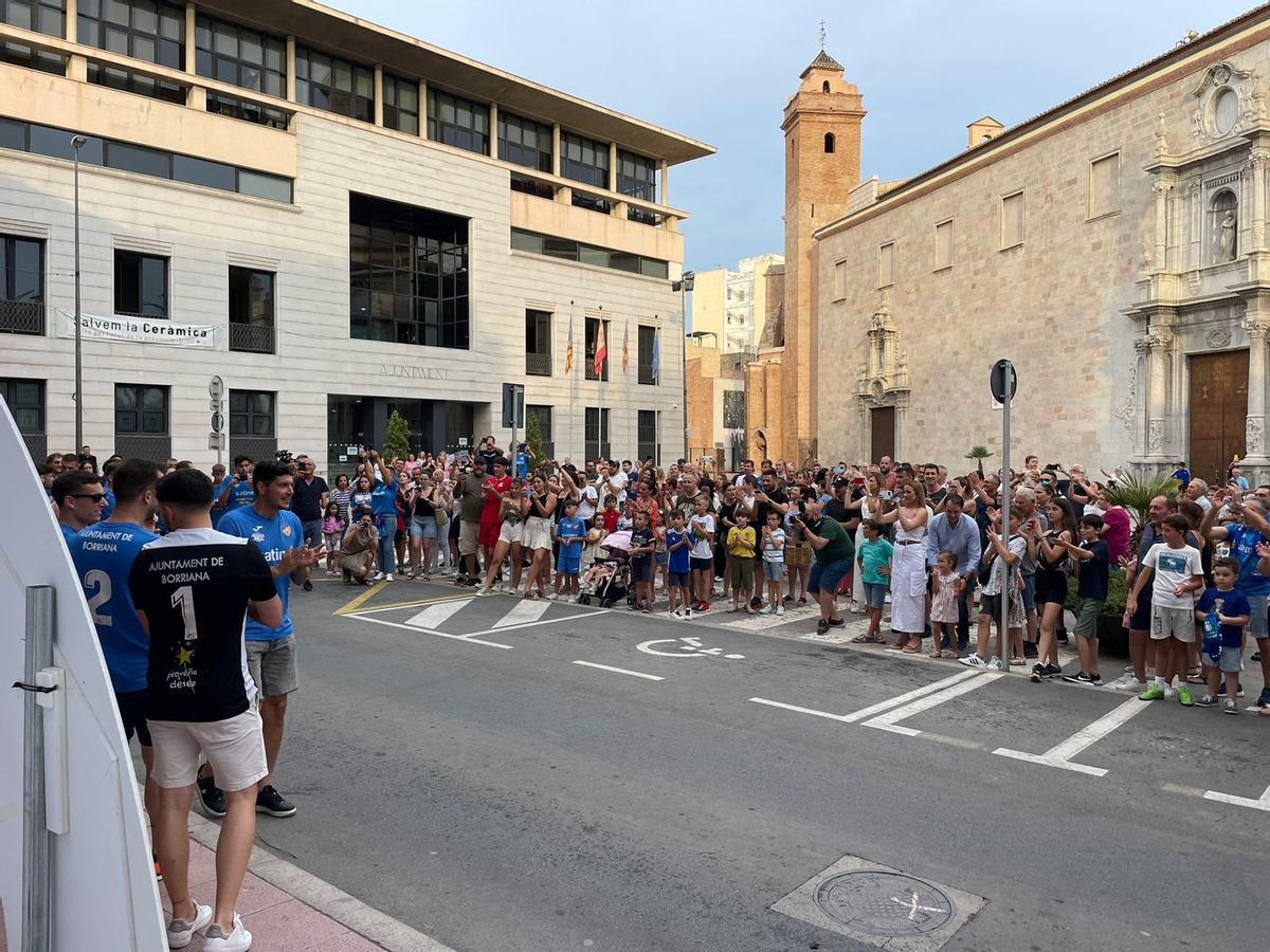 La Plaza Mayor de Burriana se tiñó de celeste para celebrar el ascenso.