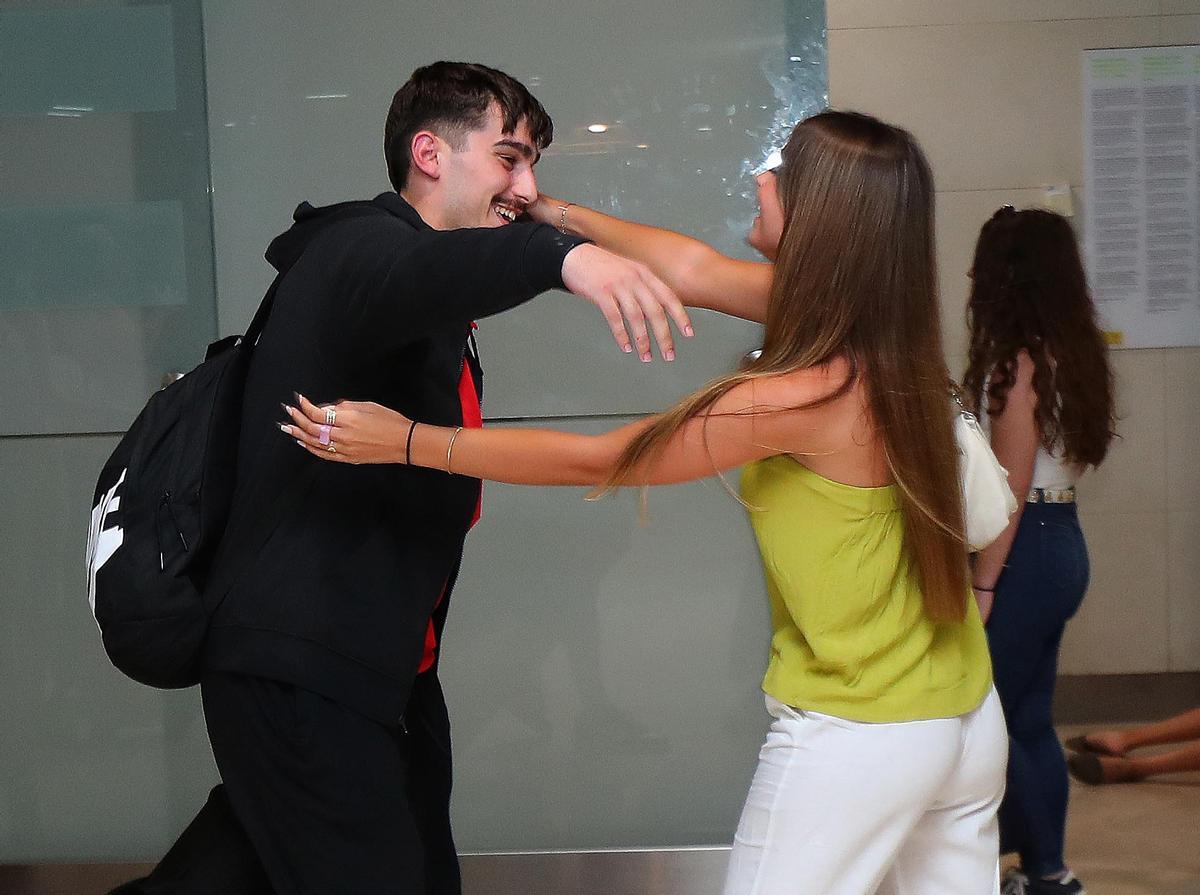 Guillem Ferrando, recibido por su novia en el aeropuerto de Manises
