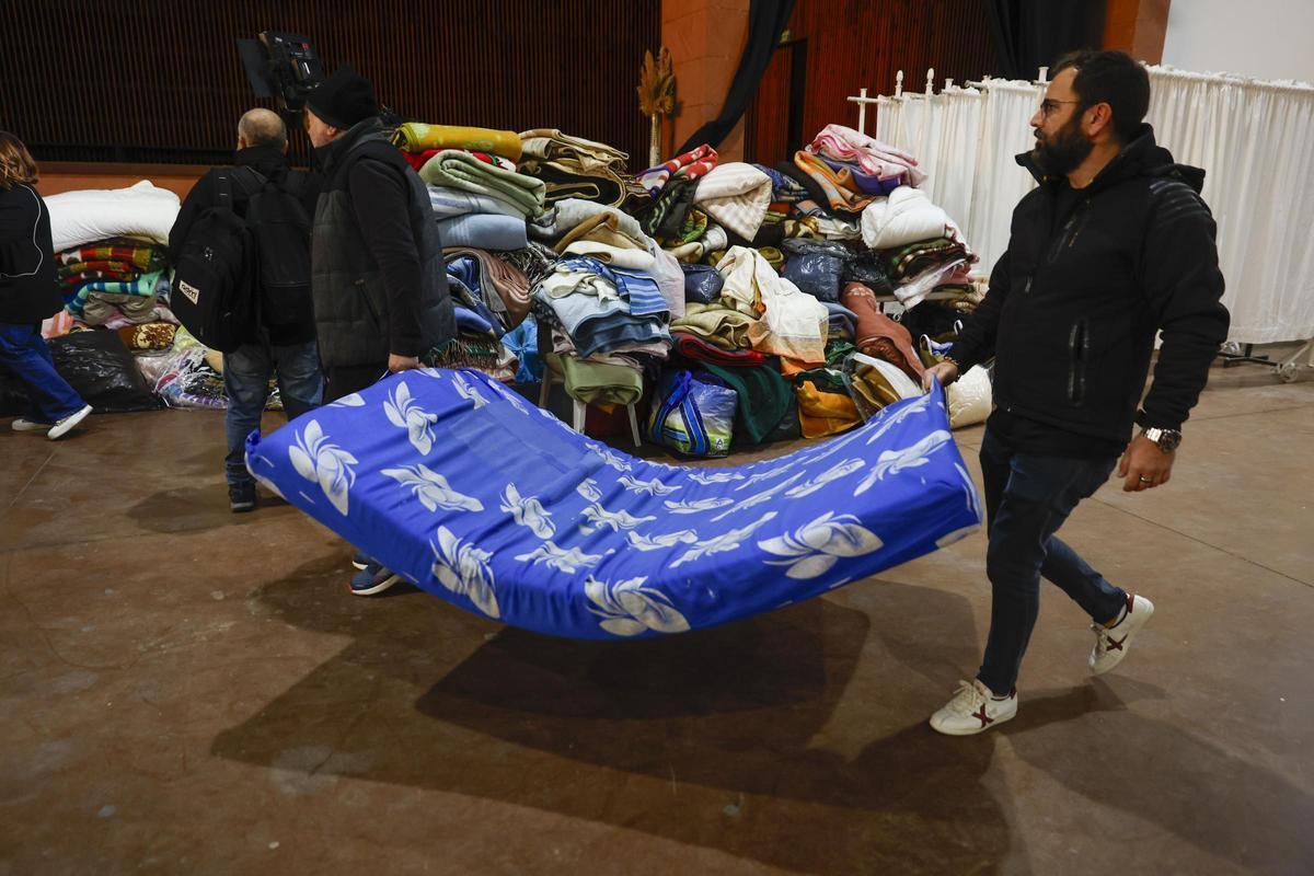 Vecinos de Adamuz transportando un colchón y tras la enésima demostración de solidaridad ante una tragedia.