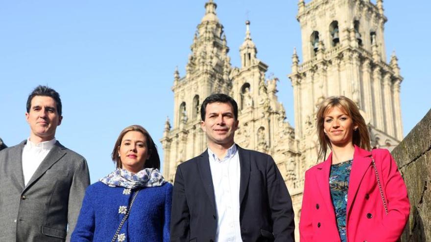 Pablo Arangüena, Patricia Otero, Gonzalo Caballero y Marina Ortega, ayer en el Obradoiro.