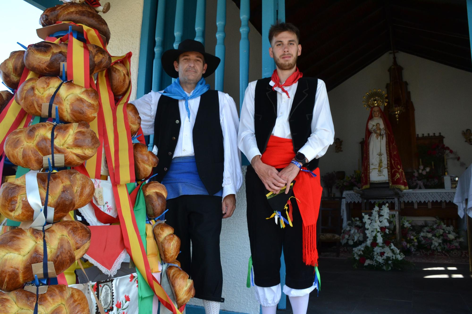 Por la izquierda Ángel Valverde, portavoz de la Sociedad Popular y Cultural de La Regalina junto con Adrián García, miembro de la misma, a la puerta de la ermita de la Virgen.