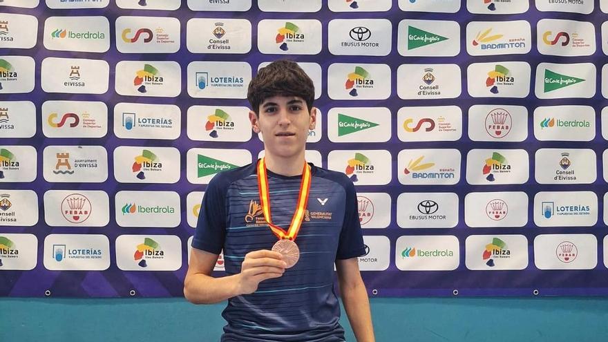 FeliuTerol, del Bádminton Xàtiva, con la medalla de bronce en el Spanish International U17, en Ibiza.